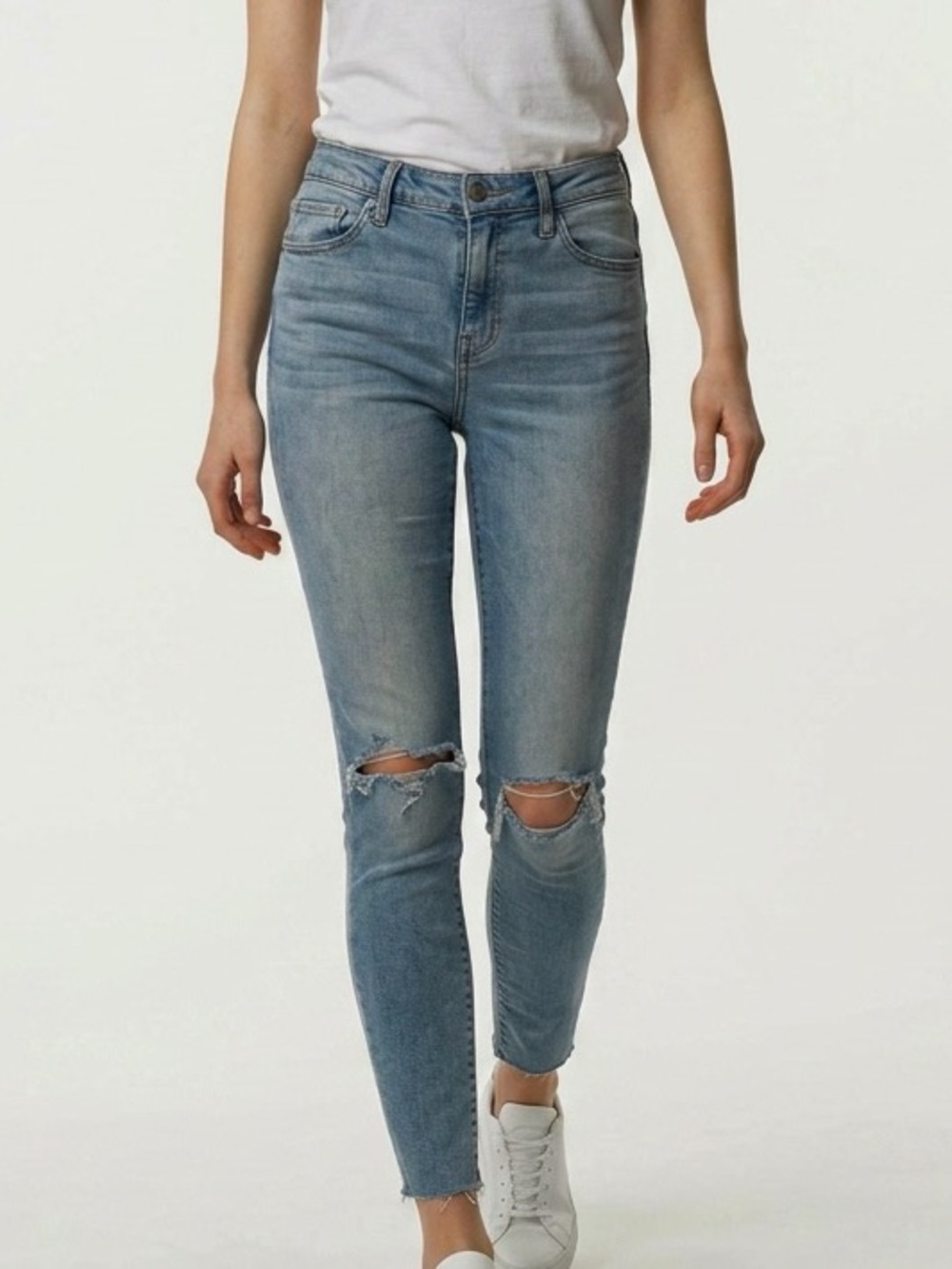 Massimo high rise jeans. Size‎ 6/28R
Light medium wash power stretch mom jean